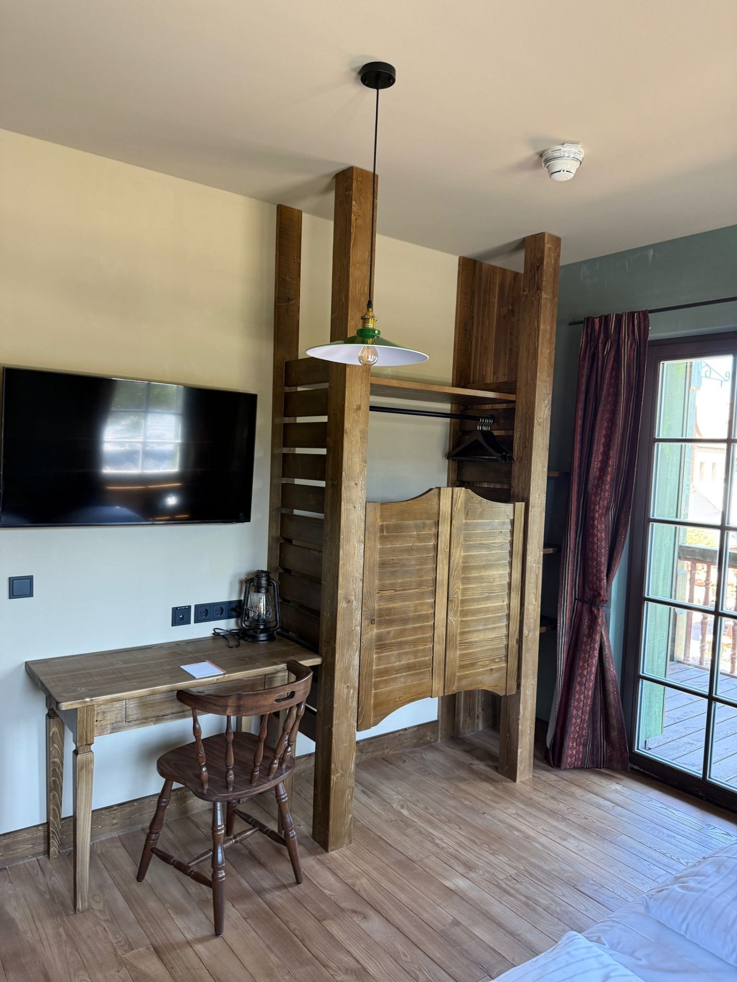 Riverside Lodge – Saloon-Pendeltüren als Garderobenraum mit Massivholzbalken