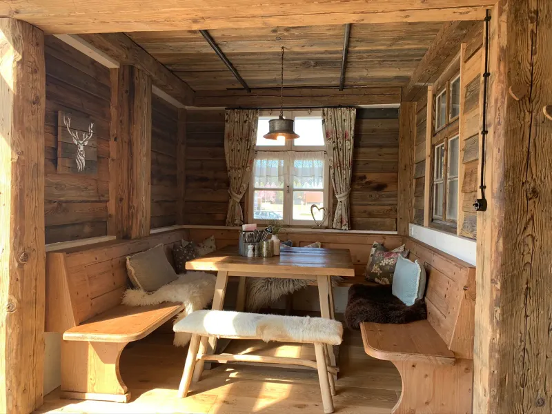 Gemütliche Eckbank mit Fensterblick