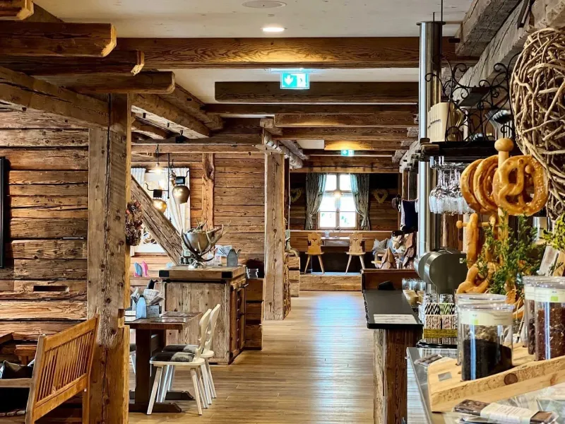 Gesamtansicht Restaurant mit Theke und Brezeln