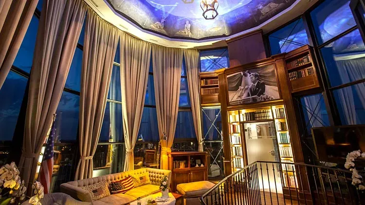 Penthouse-Suite mit Rundverglasung, Kuppeldecke, Bibliotheksregal und Loungebereich