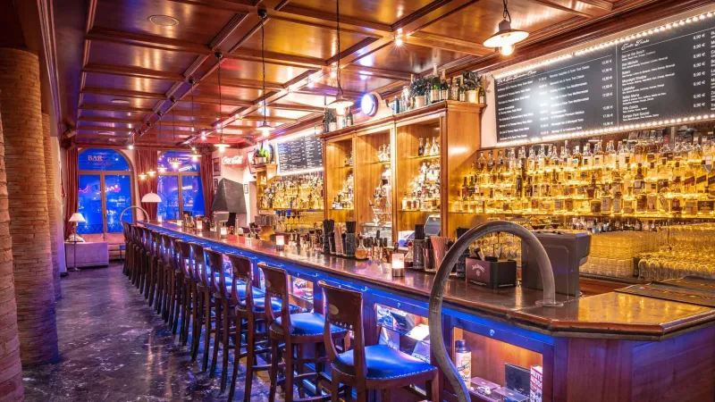 Hotel Colosseo – Bar mit Holzkassettendecke