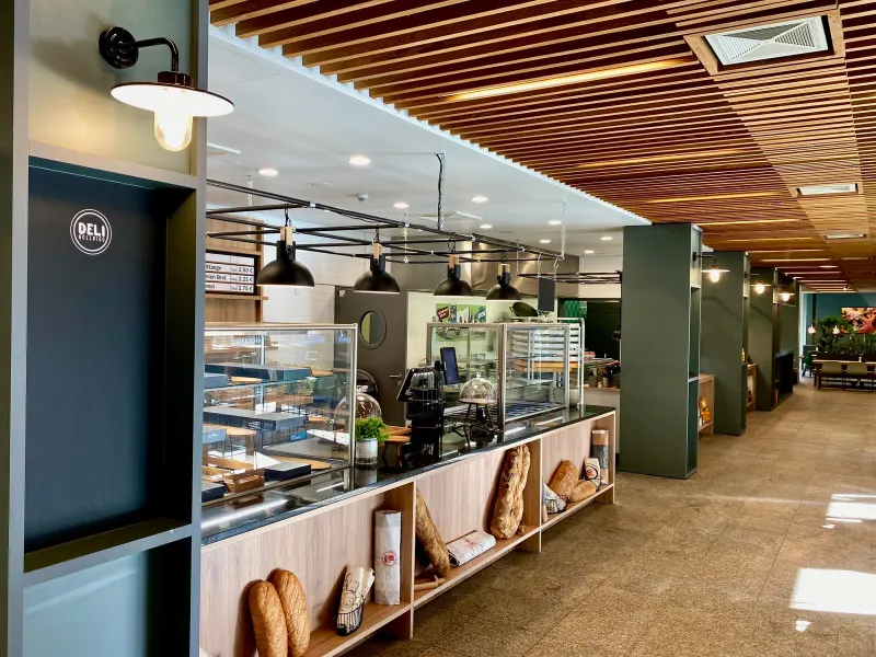 Bäckerei- und Frischetheke mit Hängelampen