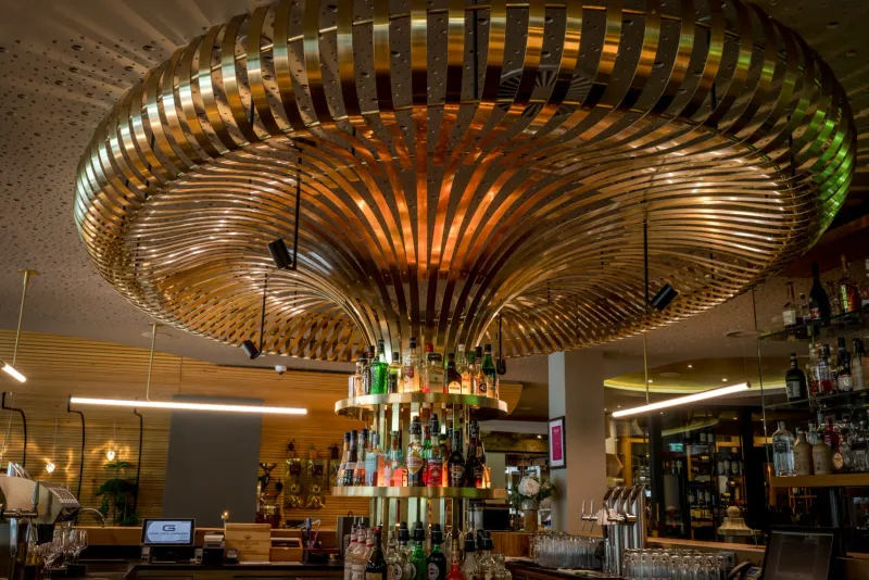 Barinstallation – Messingdecke