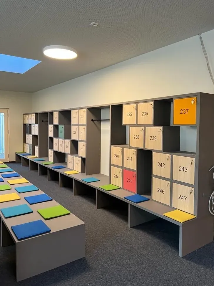 Garderobe – Schrankanlage mit Farbakzenten