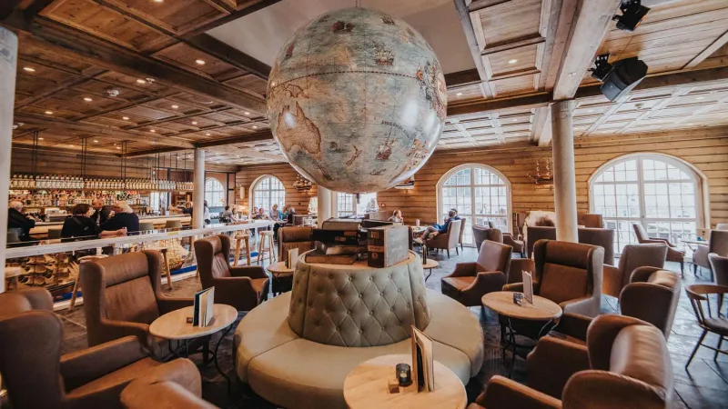 Bar Eriksson – Lounge mit Weltkugel