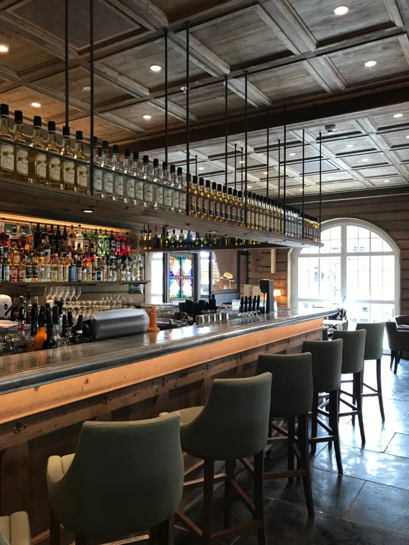 Bar – Theke mit Holzdecke