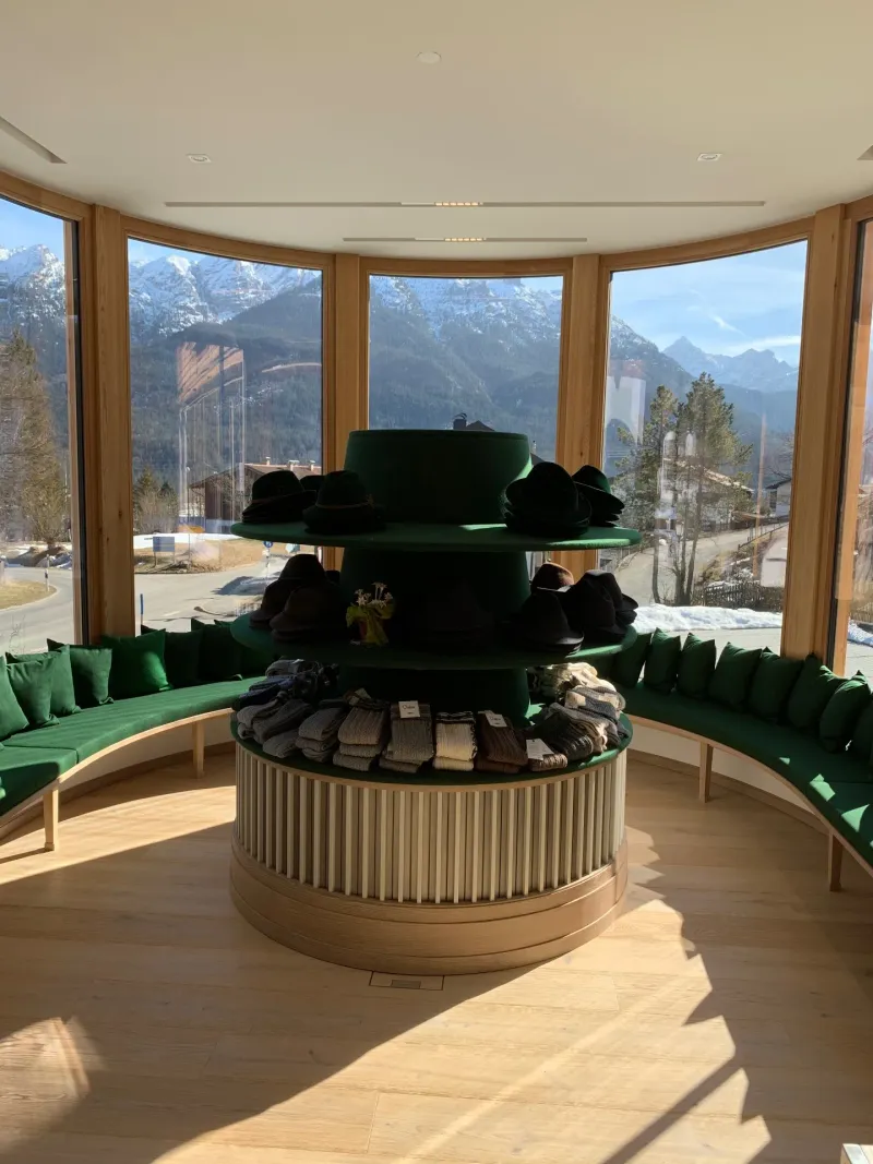 Runde Warenpräsentation mit Trachtenhüten und Panoramablick