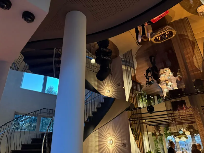 Spiegeldecke im Treppenhaus mit Wendeltreppe und Wandleuchten