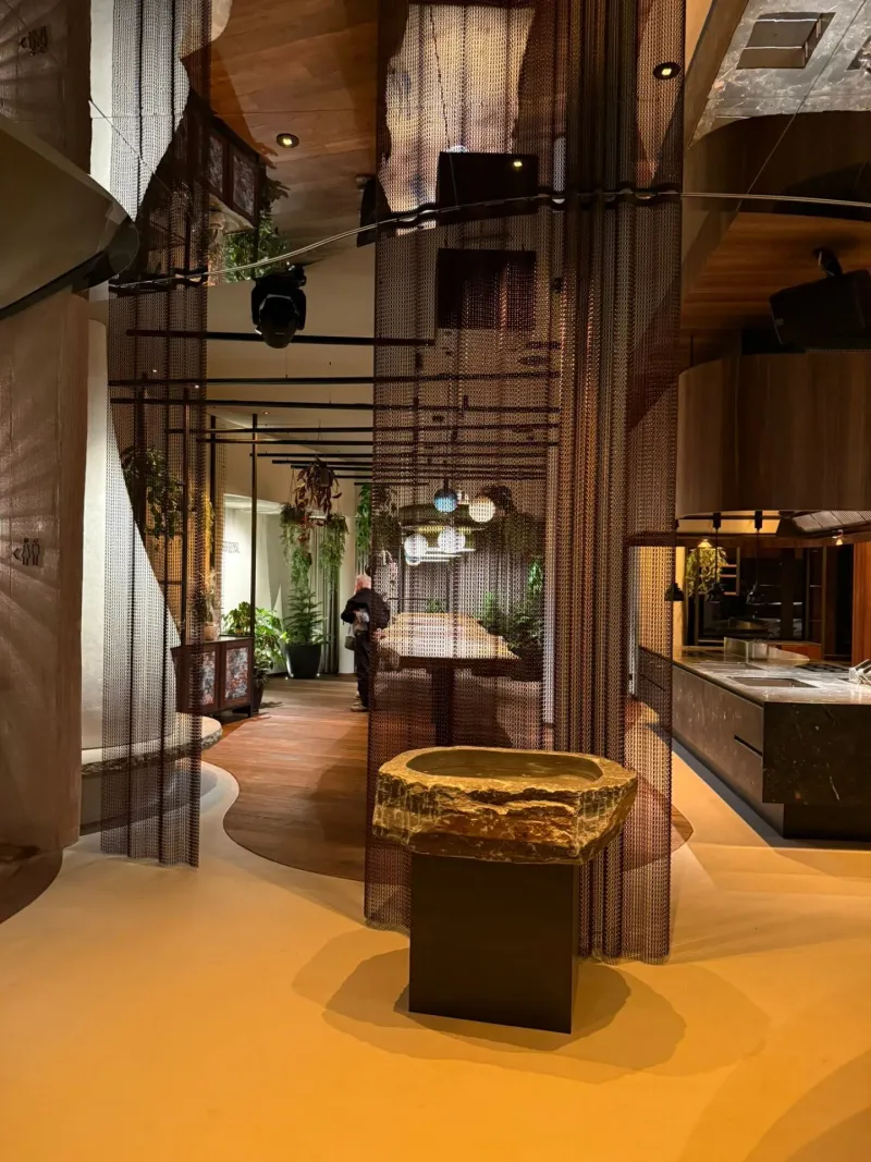 Lobby mit Kettenvorhängen, Naturstein-Brunnen und Spiegeldecke