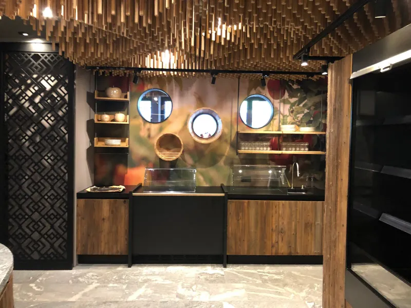 Buffetstation mit Rundfenstern und floraler Rückwand