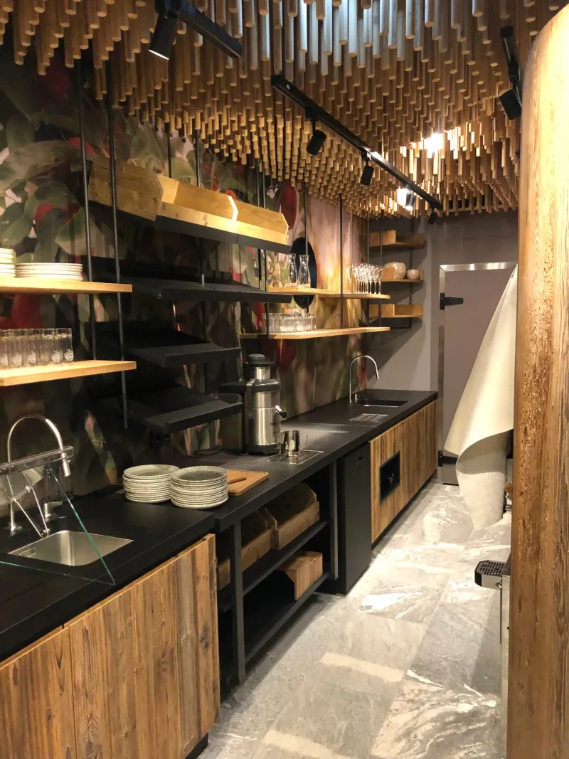 Getränkestation mit Hängeregalen und Holzstäbe-Decke