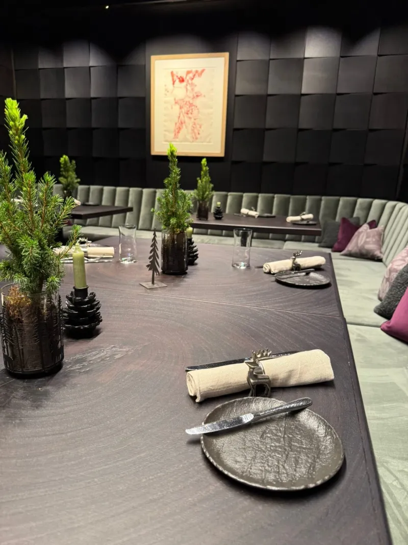 Gedeckter Tisch mit Hirsch-Serviettenringen und Tannendekoration