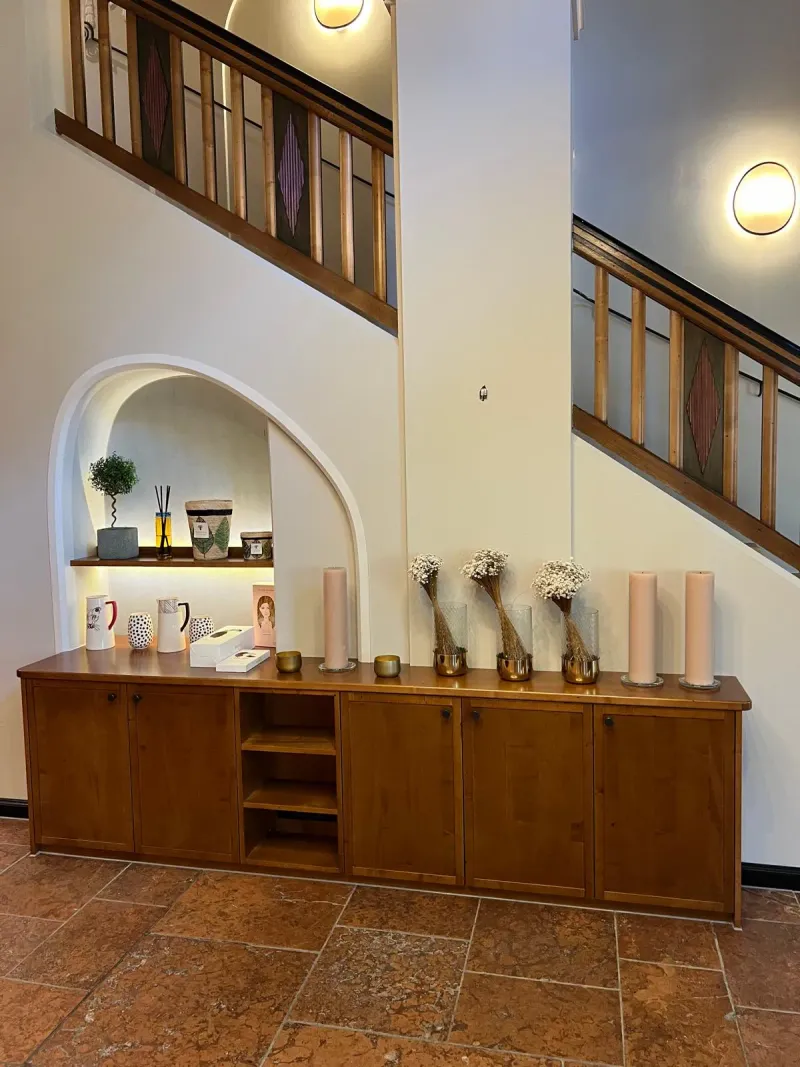Sideboard mit Rundbogennische und Treppengeländer