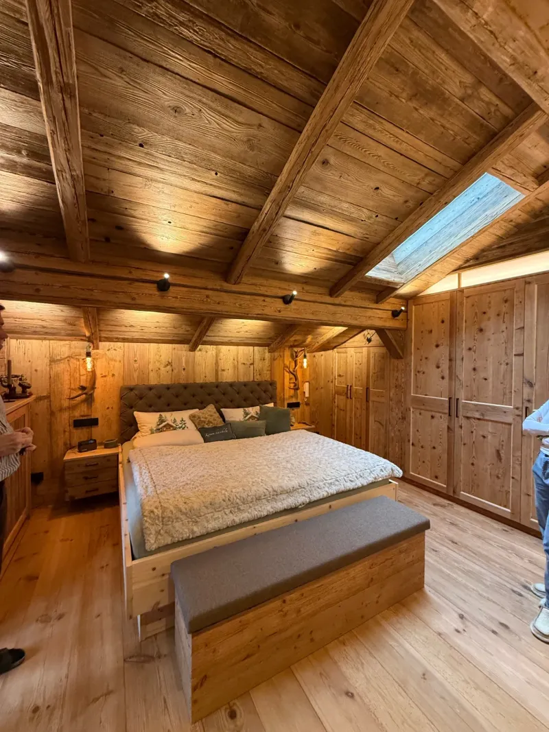 Schlafzimmer mit Dachfenster und Einbauschränken
