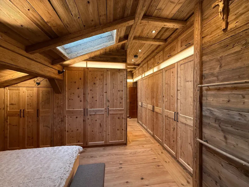 Begehbarer Kleiderschrank mit Altholzfronten
