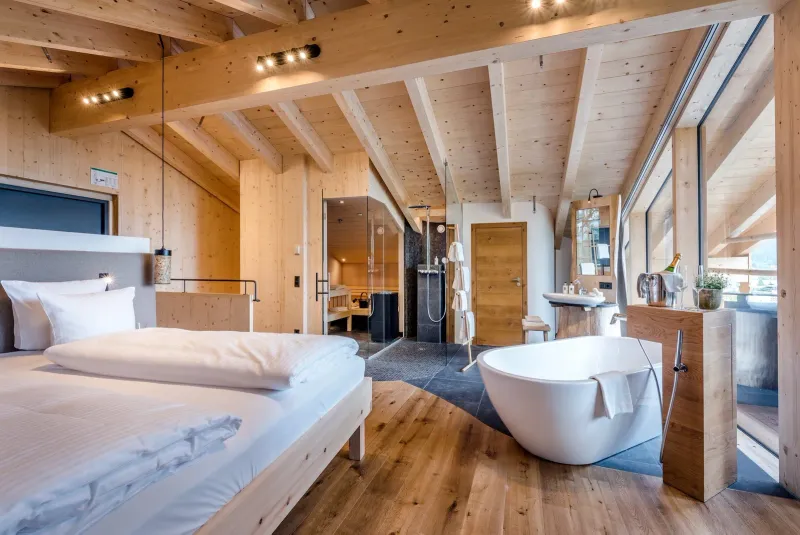 Suite mit freistehendem Badezuber, Sauna und Zirbenholzdecke