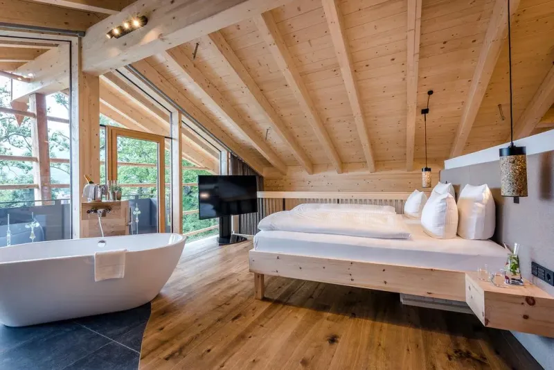 Penthouse-Suite mit freistehendem Badezuber und Panoramaverglasung