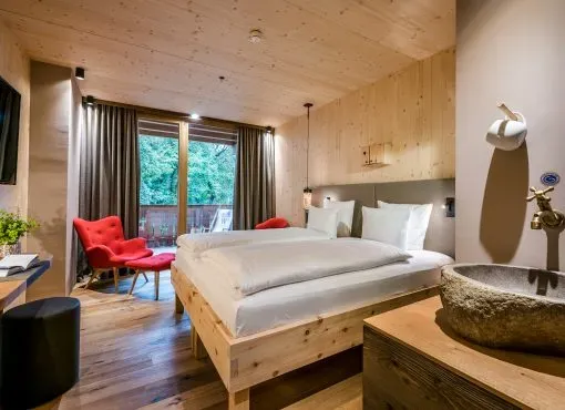 Hotelzimmer mit Zirbenholzausstattung und Natursteinwaschbecken